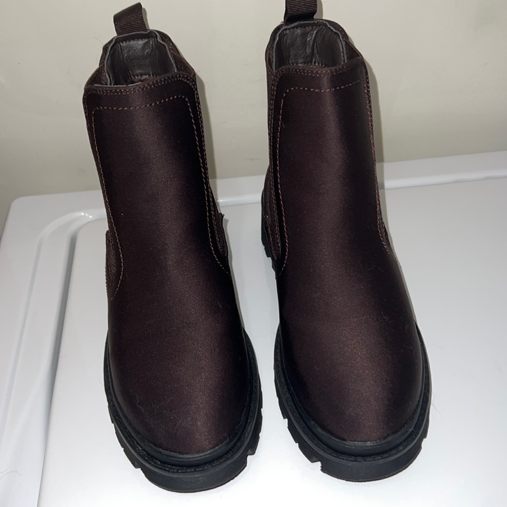JABASIC Women’s Chelsea Boots. Size 7 fits more like a 7.5. Color: Dark brown.
